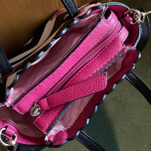 CANDIE'S Black & White zig-zag mini-purse w/pink flowers, Bryant bow, 3 sections - Picture 8 of 13